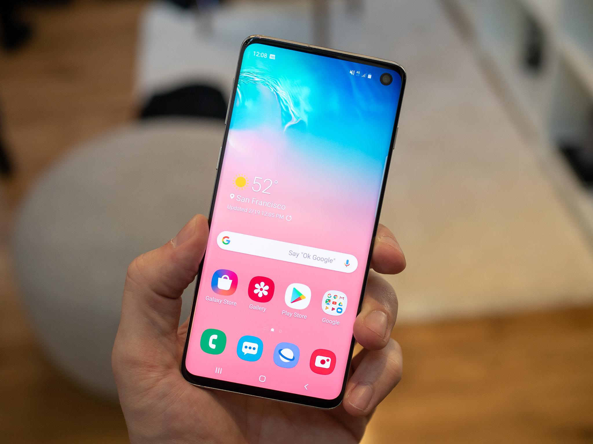 Samsung Galaxy S10发布于2019年2月20日，首次采用挖孔镜头+屏下指纹